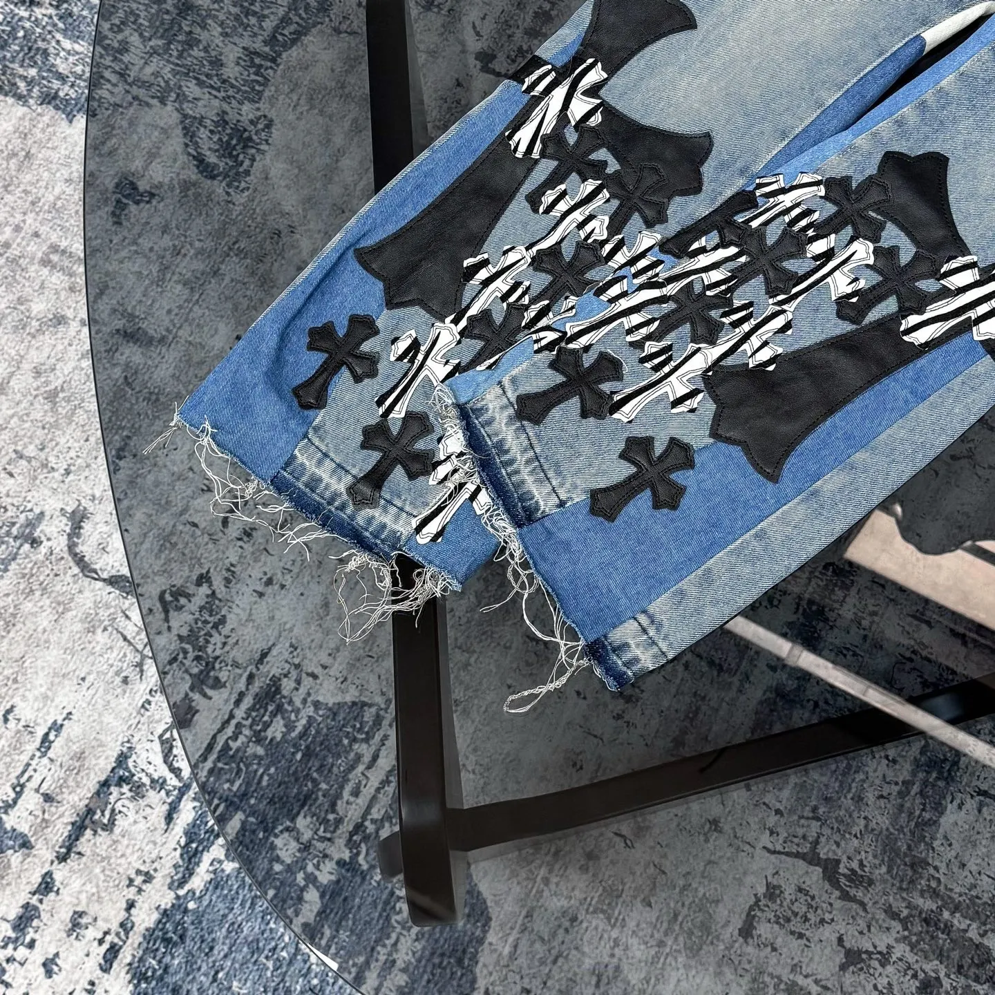P280 CH Chromehearts zebra black and white cross patch patchwork jeans, priced at 34W level, patchwork cross pattern embellishment, washed jeans! ! An absolutely high-end luxury product, a 1.9W-level god-level single product, a super popular product, made by top heavy industry, a magic weapon that cannot be missed! [About Zangyin] This is an extremely luxurious fashion brand that can also be called the aristocracy of the high street. It has always been an exclusive brand for some hipsters or rich second generations. Compared with ordinary high streets, it is more luxurious and noble. Compared with luxury brands, it is more fashionable and individual. It has always been a brand that I have a special liking for. [Top heavy industry fashion design] Consistently high-street luxury style. Speaking of this style, the Zangyin family and GU family are definitely the leading representative brands. Especially the Zangyin family has really achieved a state-of-the-art effect in creating high-street style. The unique washed material is used to create this style. The color system is already quite eye-catching. After it is decorated with patchwork cross flowers, it cleverly highlights the charm of the brand. Secondly, this style uses classic The high-waist cutting design highlights the long legs and fashionable temperament of the upper body. The brand is highly recognizable and the slim fit configuration is more suitable for daily wear. It is a product that interprets personality, fashion, and specifications at a glance. This single product is enough to make any fan excited. It can be a white T-shirt for a youthful college style, or a tight suspender for a royal style. It has strong matching ability and can be easily controlled by men.  [Materials and craftsmanship] Needless to say, this point goes without saying. As an excellent craftsman brand, Zangyin’s requirements for details and craftsmanship are really perfect. The washed color of this model has gone through so many processes, not to mention the embellishment of denim appliques. It is also purely hand-made and sewn. Just like what they believe in, only hand-made things have soul and have the meaning of wear. A top-notch heavy-duty fashionable denim item, I look forward to your perfect interpretation! !  Color: blue Size: 28-36